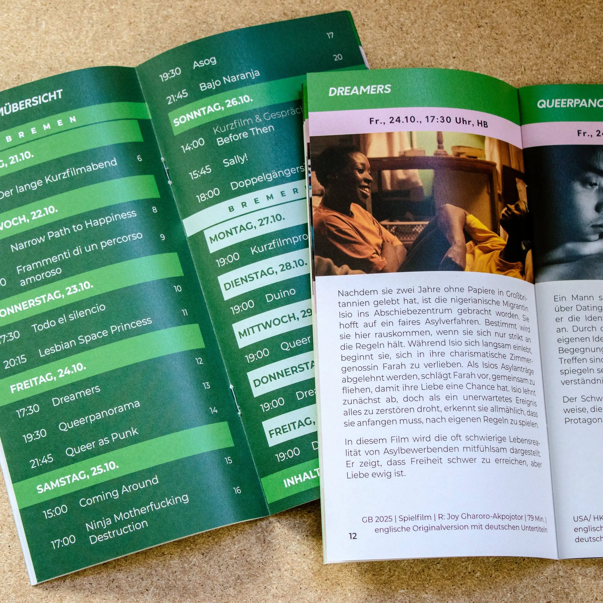 Zwei offene Programme zeigen einen Zeitplan und eine Filmpräsentationsseite